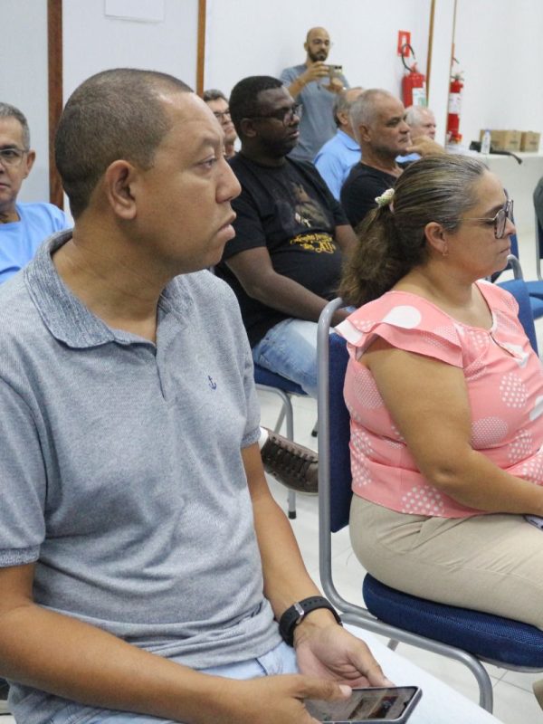 Os dirigentes Wagner Camargo e Francisca Costa, durante reunião da Campanha Salarial do Setor Farmacêutico.
