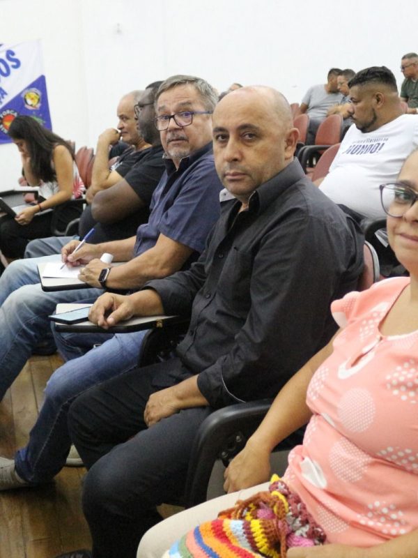 Os dirigentes Wagner Camargo e Francisca Costa, durante reunião da Campanha Salarial do Setor Farmacêutico.